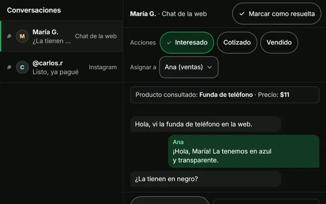 La bandeja de la app Axynology con datos de ejemplo: una conversación abierta con el producto consultado y su precio, etiquetas y asignación.