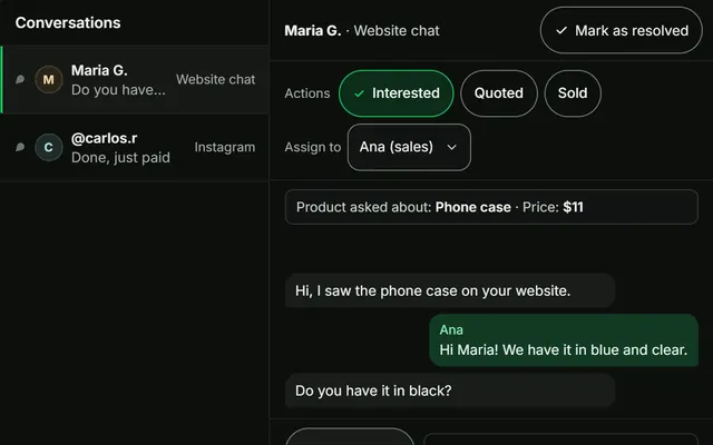 The Axynology app inbox with sample data: an open conversation with the product asked about and its price, labels and assignment.